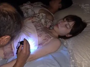sex em chỉ đút vào 1cm thôi mà chị...
