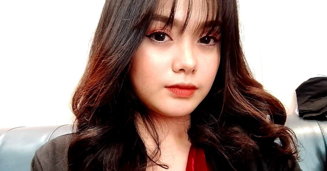 Tiểu Á thích ăn kẹo và luôn để lộ mặt trong suốt cảnh sex với em trai. Cô ấy dễ thương và ngoan ngoãn, cô ấy đang thổi kèn cho một con cặc lớn. Cậu em trai tàn phá âm hộ của cô ấy mà không dùng bao cao su và làm cho chất nhờn màu trắng của cô ấy trở nên phấn khích